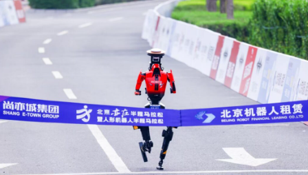 Humanoid robotlar yarımarafonda insan rekordunu keçdi